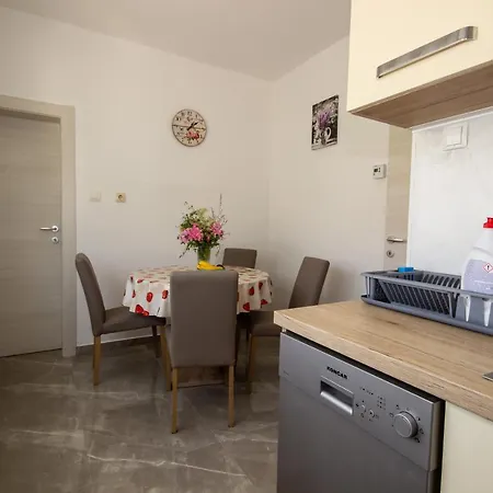 Jenny With Parking, Wi-fi And Sea View Apartment